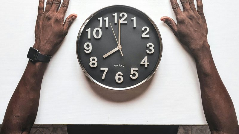 Notizbuch und Uhr auf dem Schreibtisch
